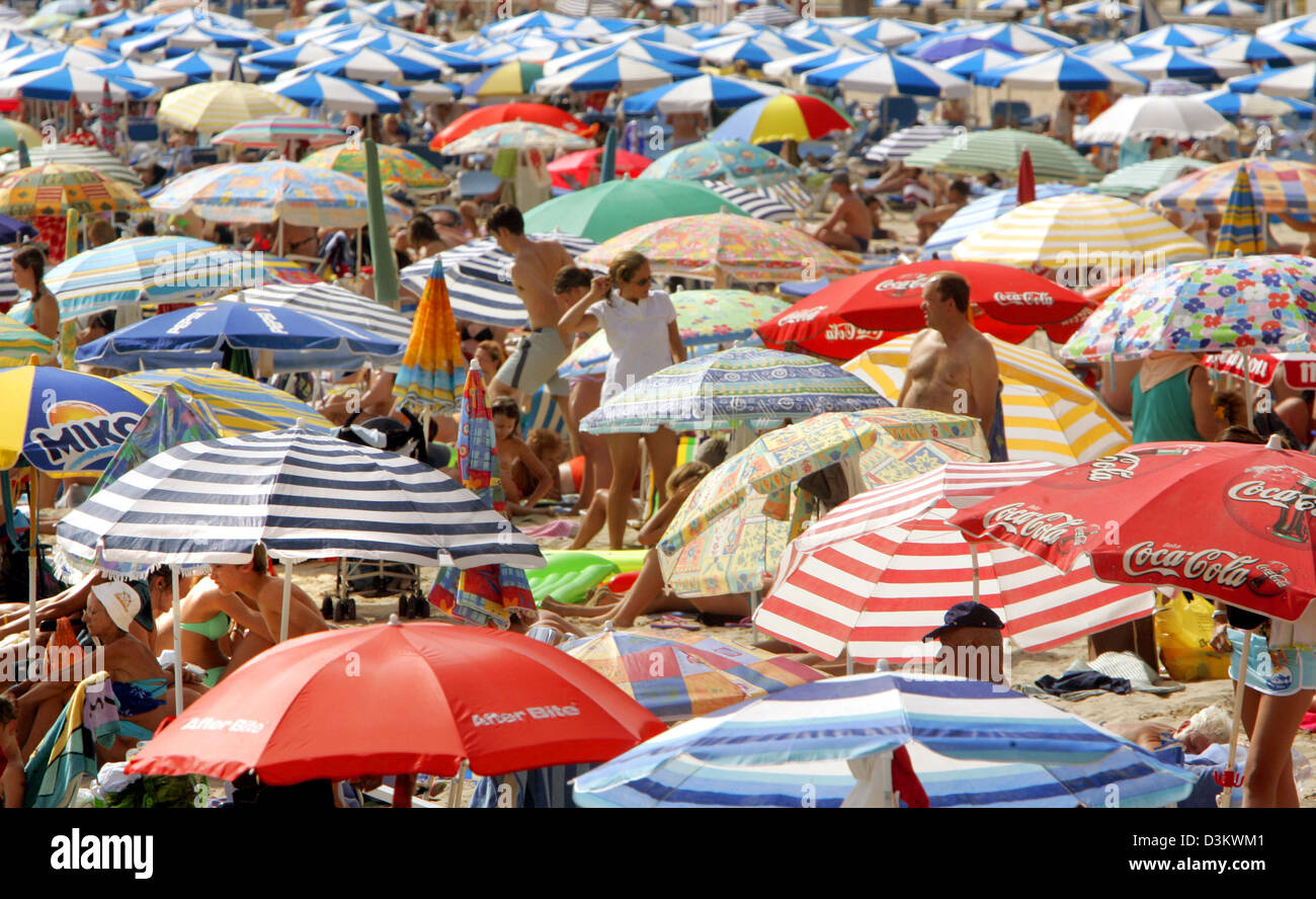 (Dpa-Datei) - Hunderte von Touristen und Sonnenschirme sind am Strand von Benidorm, Spanien, 14. Juli 2005 abgebildet. Benidorm gilt das touristische Zentrum der Costa Blanca. Foto: Alexander Ruesche Stockfoto