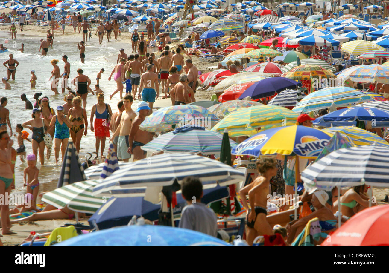 (Dpa-Datei) - Hunderte von Touristen und Sonnenschirme sind am Strand von Benidorm, Spanien, 14. Juli 2005 abgebildet. Benidorm gilt das touristische Zentrum der Costa Blanca. Foto: Alexander Ruesche Stockfoto