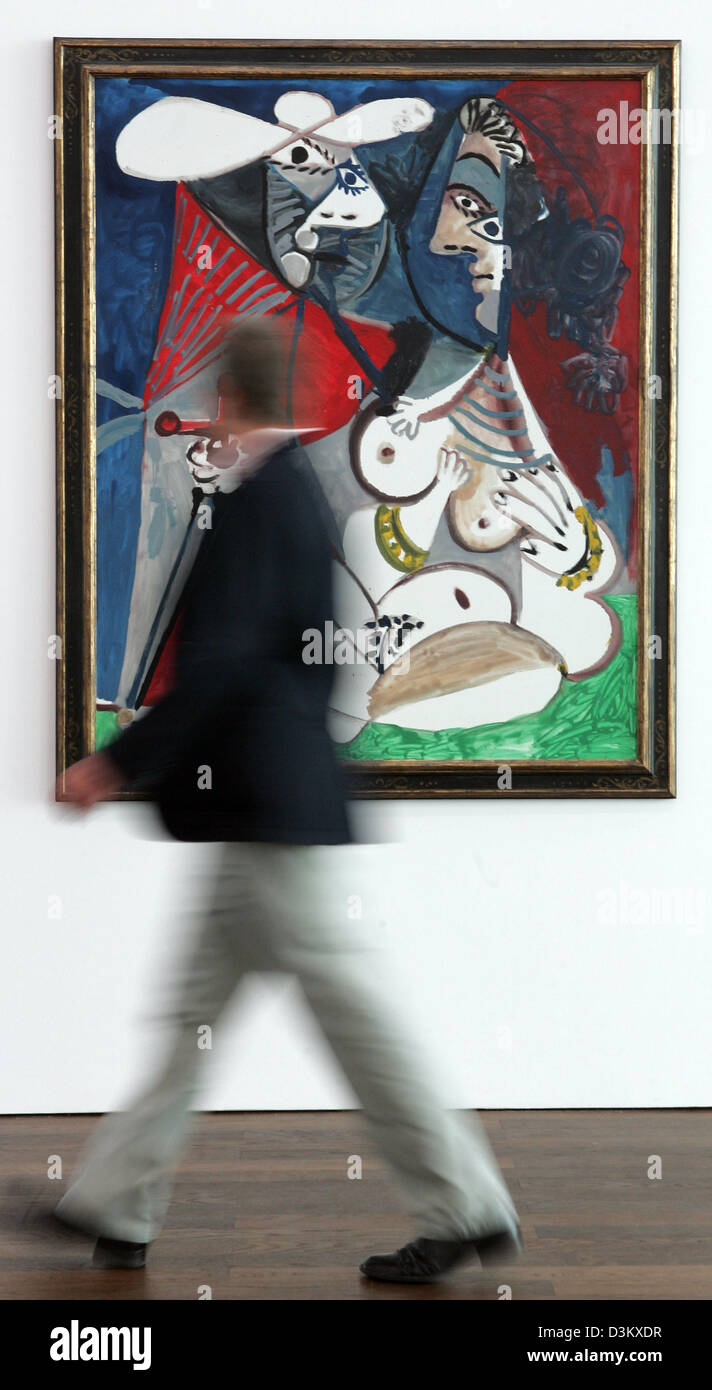 (Dpa) - ein Besucher geht das Gemälde "Matador Und Frauenakt" pass (Matador et Femme Nue) von Pablo Picasso von 1970 an das Museum Frieder Burda in Baden-Baden, Deutschland, Freitag, 23. September 2005. Das Werk ist Teil einer Ausstellung, die der späten Schaffensperiode von Pablo Picasso gewidmet ist. 30 Gemälde und sechs Skulpturen bieten einen Einblick in den letzten Jahren auf Stockfoto