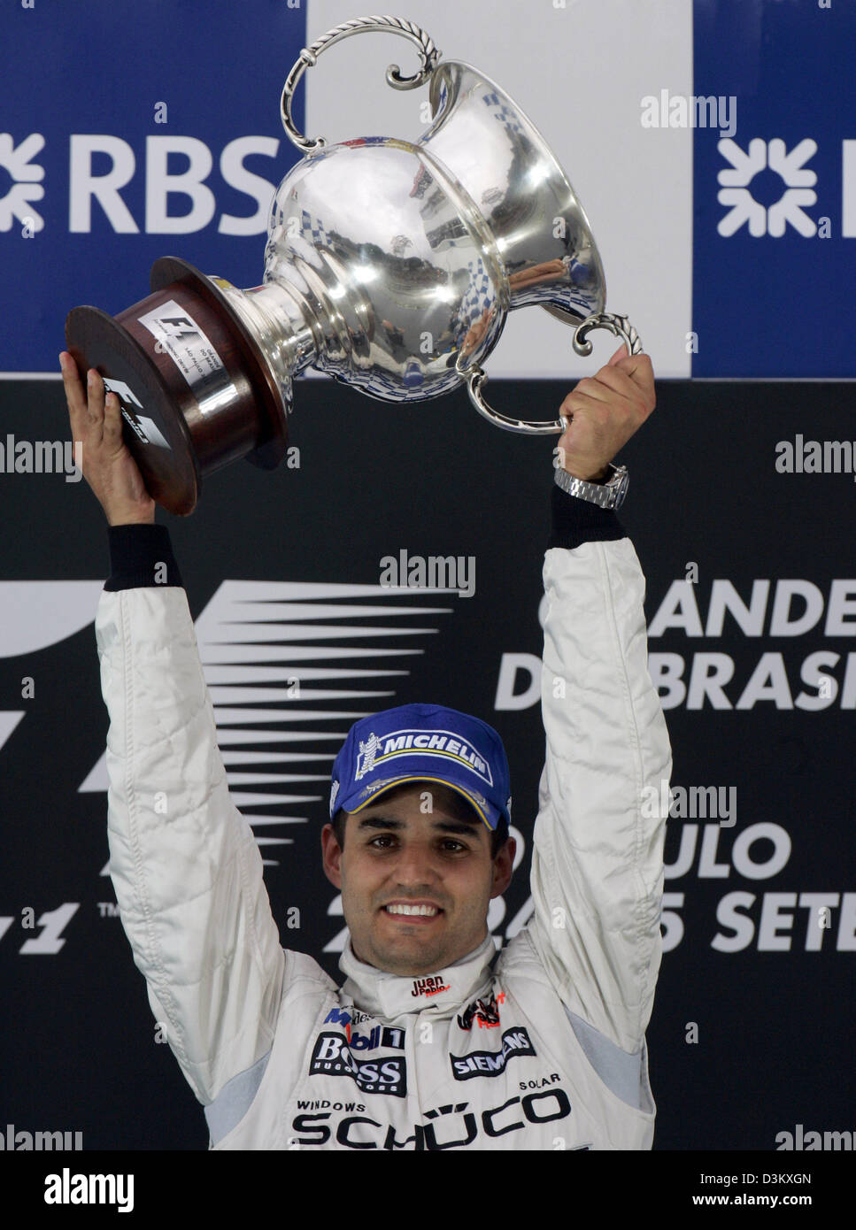 (Dpa) - kolumbianische Fahrer Montoya Team McLaren Mercedes feiert seinen Triumph in der Formel 1 Grand Prix von Brasilien in Sao Paulo, Brasilien, Sonntag, 25. September 2005. Foto: Gero Breloer Stockfoto