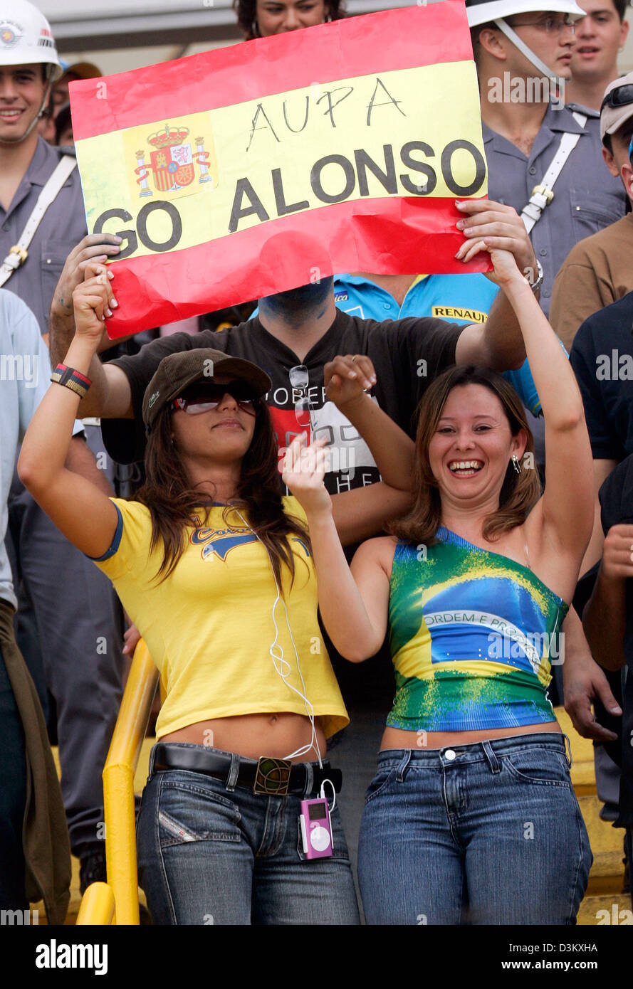 (Dpa) - zwei brasilianischen Mädchen winken ein Plakat Lesung "Alonso gehen", vor dem Start der Formel 1 Grand Prix von Brasilien in Interlagos Rennstrecke in Sao Paulo, Brasilien, Sonntag, 25. September 2005. Alonso wurde der jüngste Formel-1-Weltmeister mit den dritten Platz hinter Montoya am Grand Prix von Brasilien. Foto: Gero Breloer Stockfoto