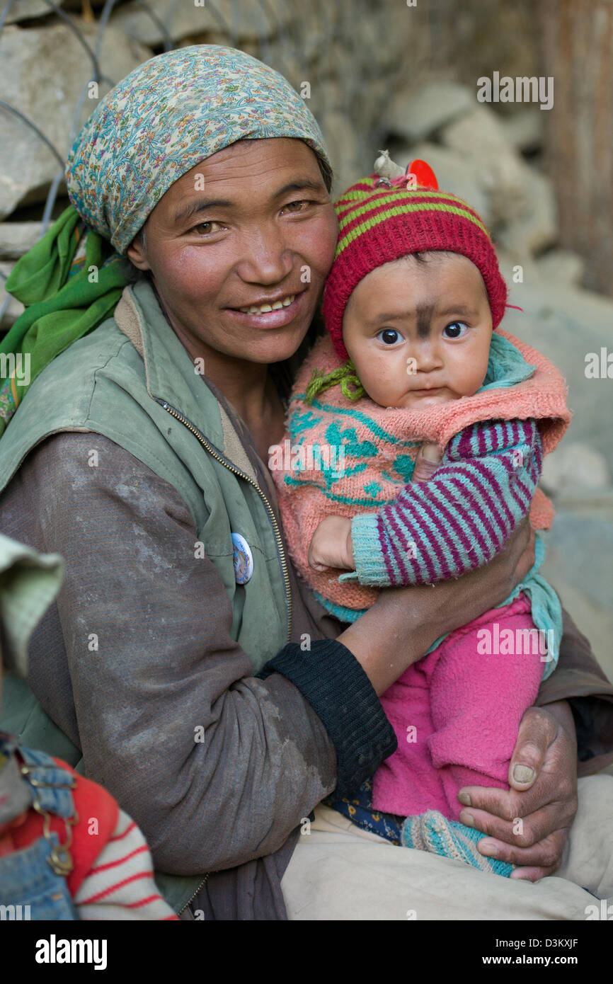 Ladakhi Frau hält ihr kleines Kind, Gästehaus, (Ladakh) Jammu & Kaschmir, Indien Stockfoto
