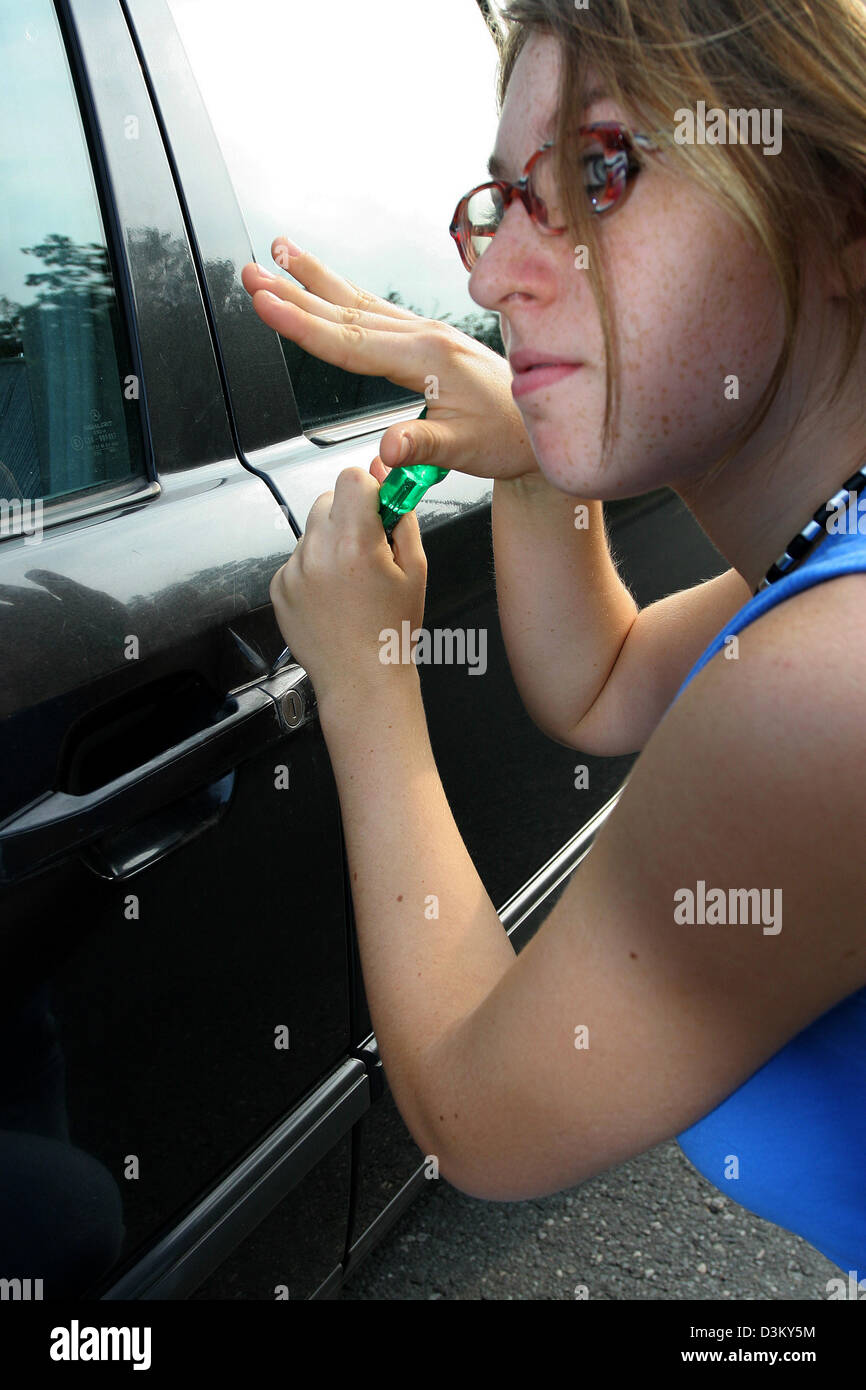 (Dpa) - zeigt ein junges Mädchen, das Öffnen der Tür eines Autos mit einem Schraubendreher in Frankfurt am Main, 2. September 2005 die erfundene abgebildet. Foto: Heiko Wolfraum Stockfoto