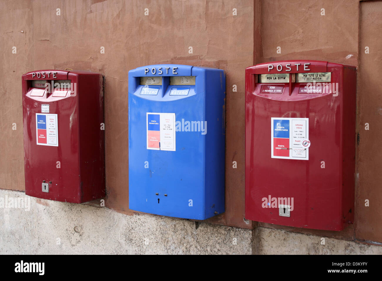 Dpa) - das Bild zeigt Briefkästen der italienischen Post an einer Wand in  Rom, Italien, 18. September 2005. In der Regel sind die roten Briefkästen  für Inlandssendungen und die blauen für Post