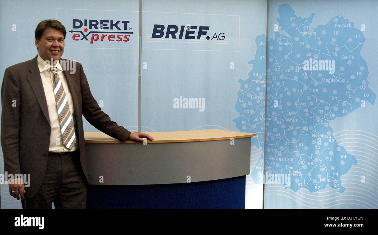 (Dpa) - Firma die Bilder vom 22. September 2005 Manager des Postdienstes zeigt DIRECTexpress kurze AG Rainer Sperling posiert neben einer Deutschlandkarte in Ulm, Deutschland. Die DIRECTexpress kurz AG ist bereits ein Herausforderer für die ehemaligen Monopolisten Deutsche Post AG, der Deutschen Post. DIRECTexpress betreibt eine eigene Logistik und ist abhängig von der Deutschen Post-Dienstleistungen nur in t Stockfoto