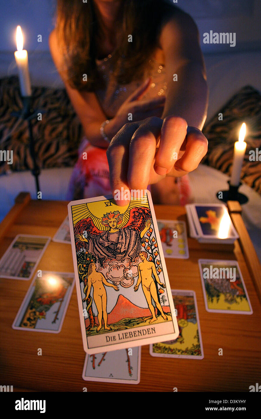 (Dpa) - das Bild datiert 24. August 2005 zeigt eine Karte des Rider-Waite Tarot deck als Symbol für die Liebenden, Wiesbaden, Deutschland. Foto: Heiko Wolfraum Stockfoto