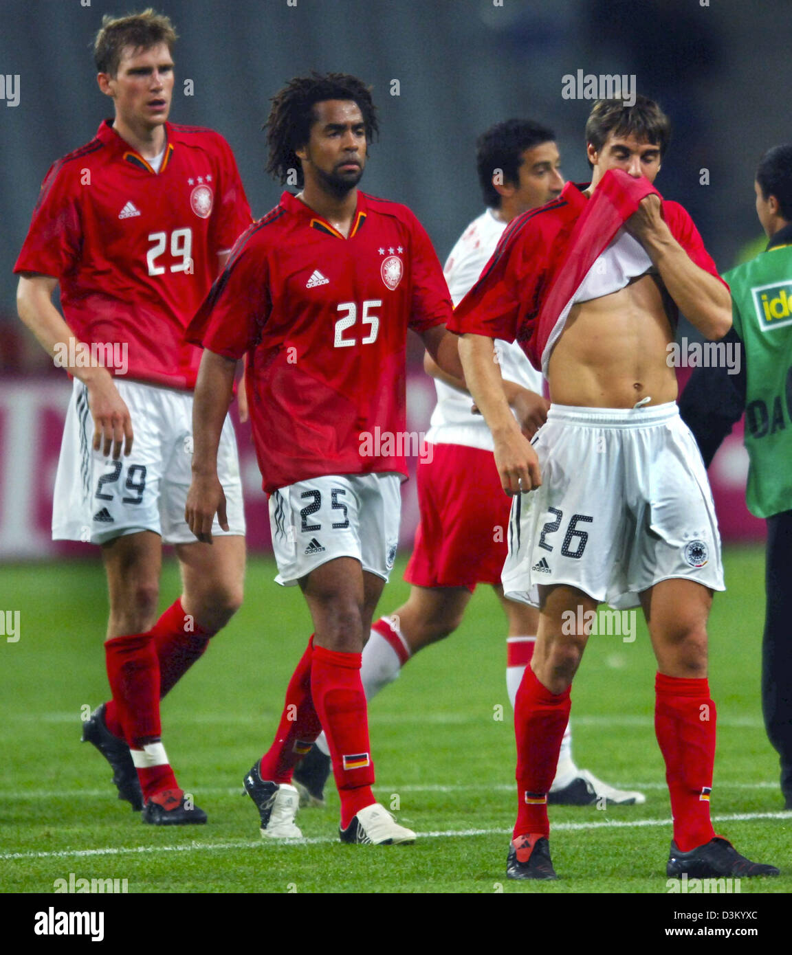 (Dpa) - das Bild zeigt deutsche Fußballer Sebastian Deisler (L-R), Thomas Hitzlsperger und Patrick Owomoyela nach dem Freundschaftsspiel Türkei Vs Deutschland im Atatuerk Olymic-Stadion in Istanbul, Türkei, 8. Oktober 2005. Türkei hat He Match 2: 1 gewonnen. Foto: Peter Kneffel Stockfoto