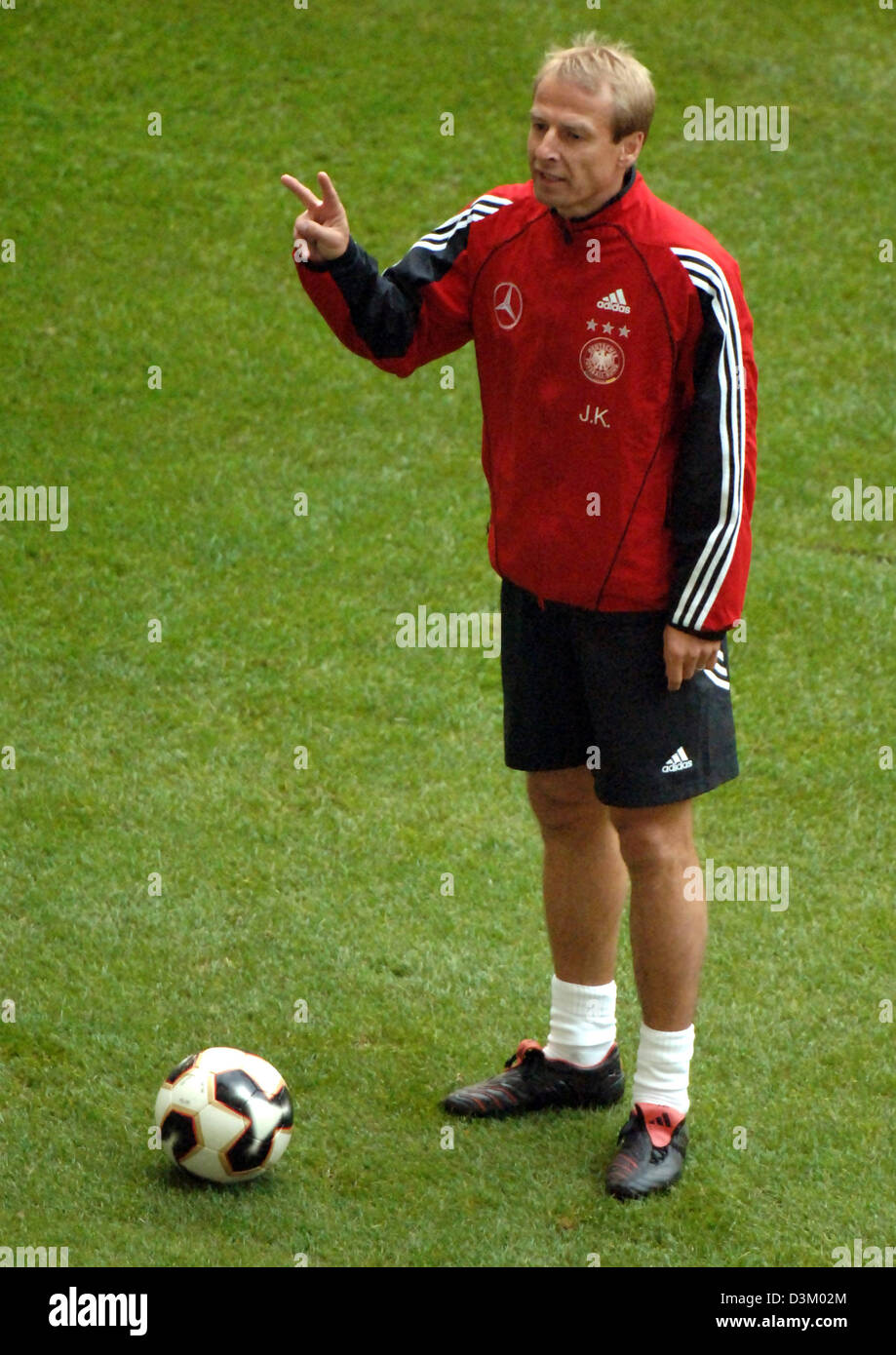 Dpa) - Fußball-Trainer Juergen Klinsmann erlässt Weisungen während des  Trainings der Nationalmannschaft in der AOL Arena in Hamburg, Deutschland,  Montag, 10. Oktober 2005. Die deutsche Nationalmannschaft konkurriert mit  China in einem internationalen