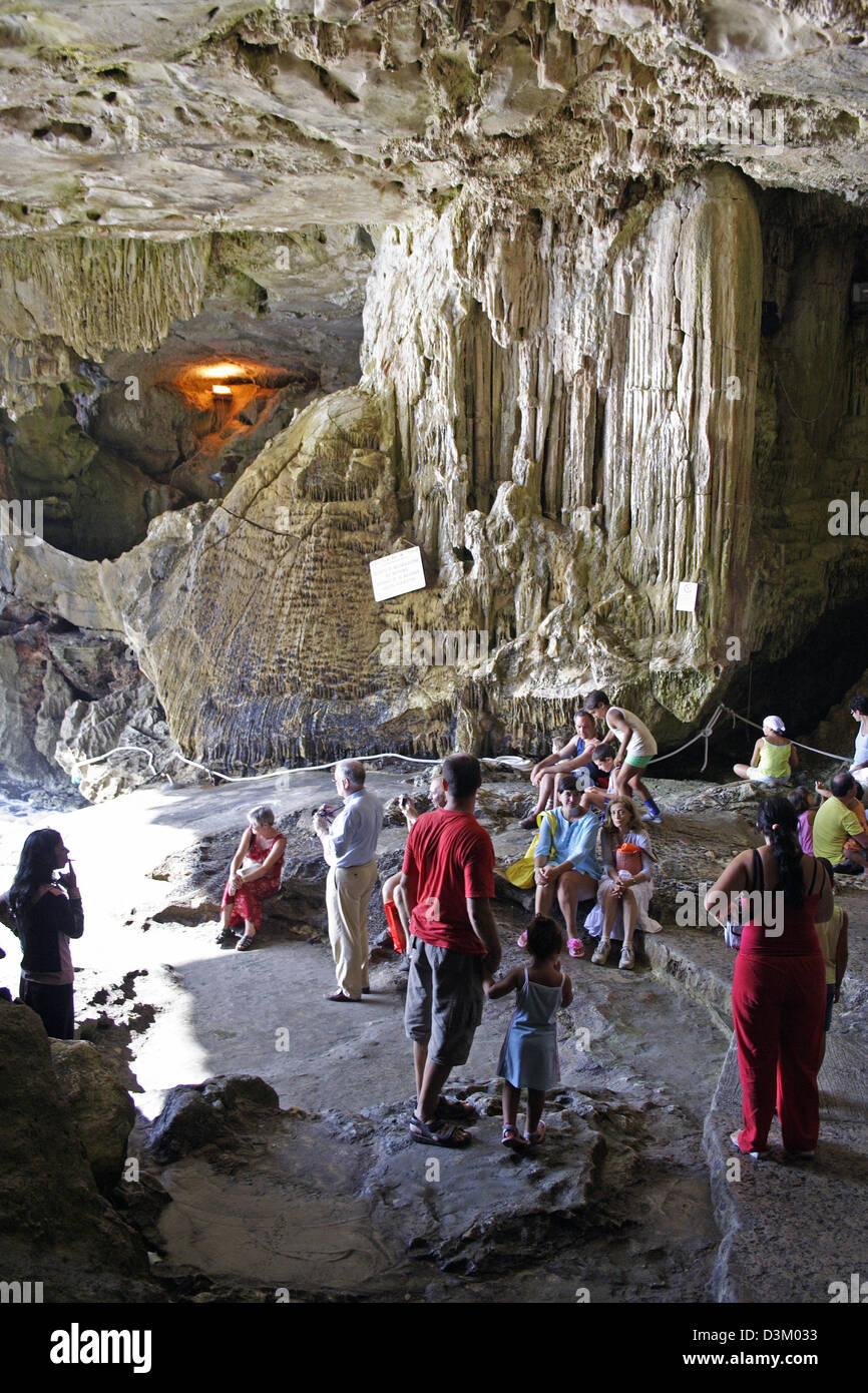 (Dpa) - das Bild zeigt Touristen am Eingang der Höhle Grotta di Nettuno am Kap Caccia in der Nähe von Alghero auf Sardinien, Italien, 31. Juli 2005. Foto: Lars Halbauer Stockfoto