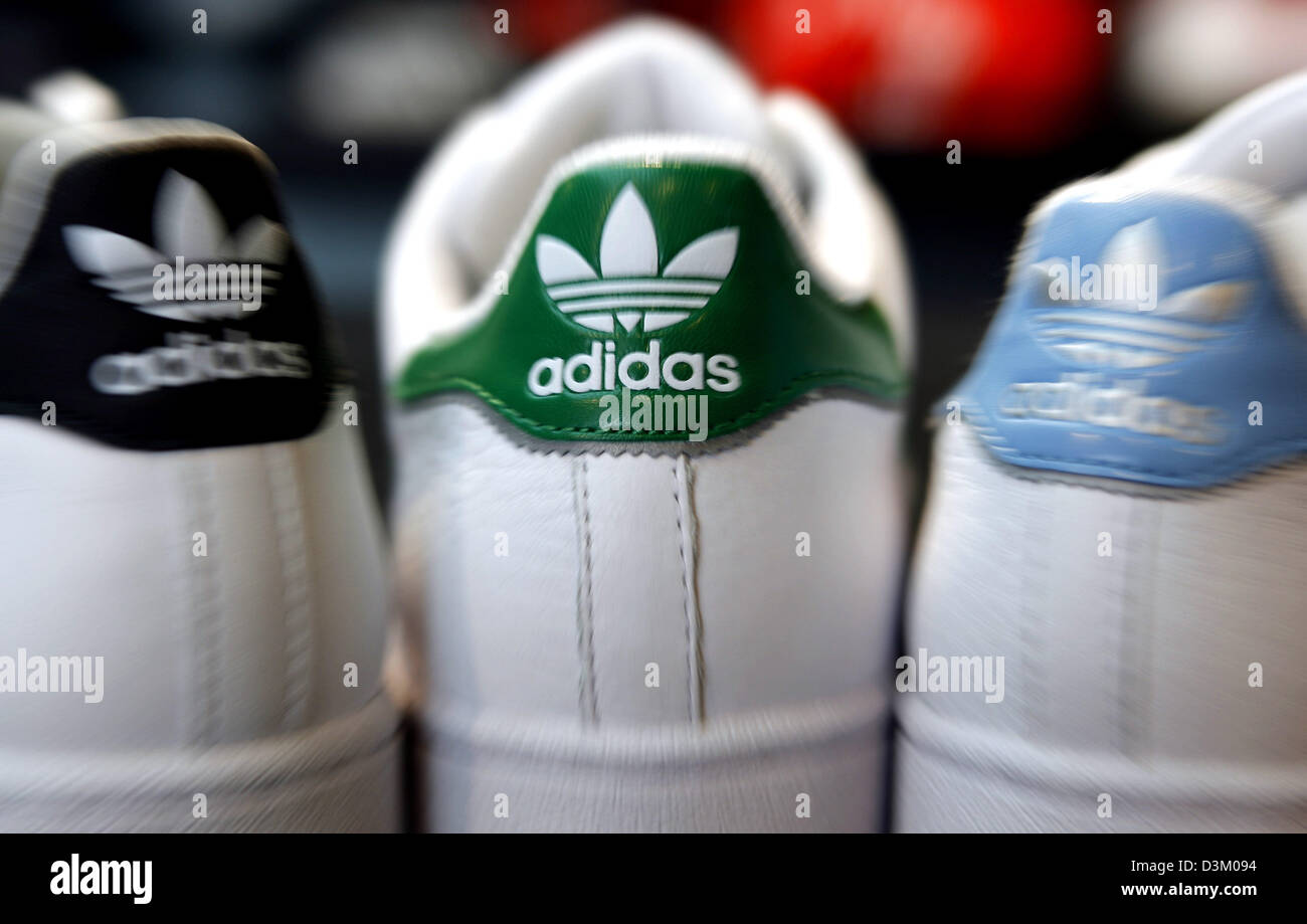 Dpa) - das Logo und Schriftzug der Sport Artikel Firma Adidas Turnschuhe  sind in einem Laden in Nürnberg, Deutschland, Mittwoch, 12. Oktober 2005  abgebildet. Foto: Daniel Karmann Stockfotografie - Alamy
