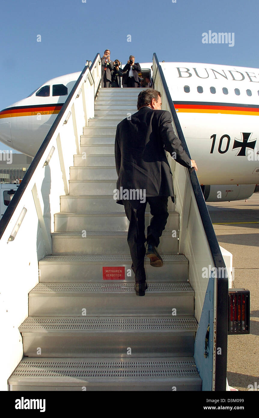 (Dpa) - Bundeskanzler Gerhard Schroeder Bretter der Airbus 310 für seinen Flug nach Istanbul am Flughafen Hannover, Deutschland, Mittwoch, 12. Oktober 2005. Türkischer premier Erdogan Schröder für das traditionelle schnell brechen am Ende des Ramadan, des islamischen Monats schnellen eingeladen. Türkischen Berichten zufolge ist es das erste Mal, dass ein Regierungschef eines christlichen Landes eingeladenen f ist Stockfoto