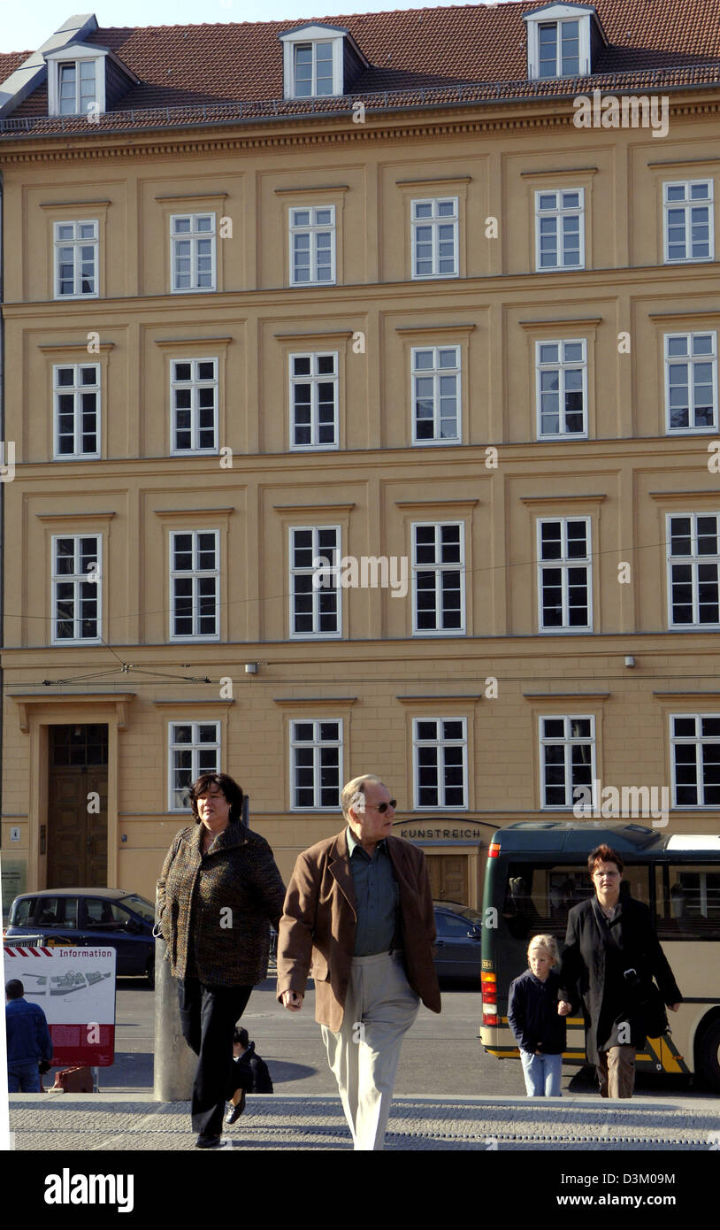 (Dpa) - Touristen passieren die Wohnung von Angela Merkel ...