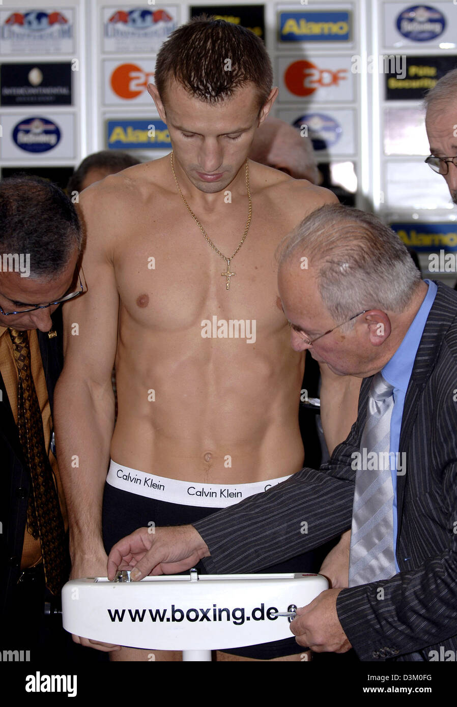 Dpa Polnischer Kreuzer Gewicht Boxer Tomasz Adamek C Steht Auf Der Skala Beim Offiziellen Wiegen In Dusseldorf Sonntag 14 August 2005 Adamek Bereit Zu Kampfen Seine Gegner Deutsch Boxen Pro Thomas