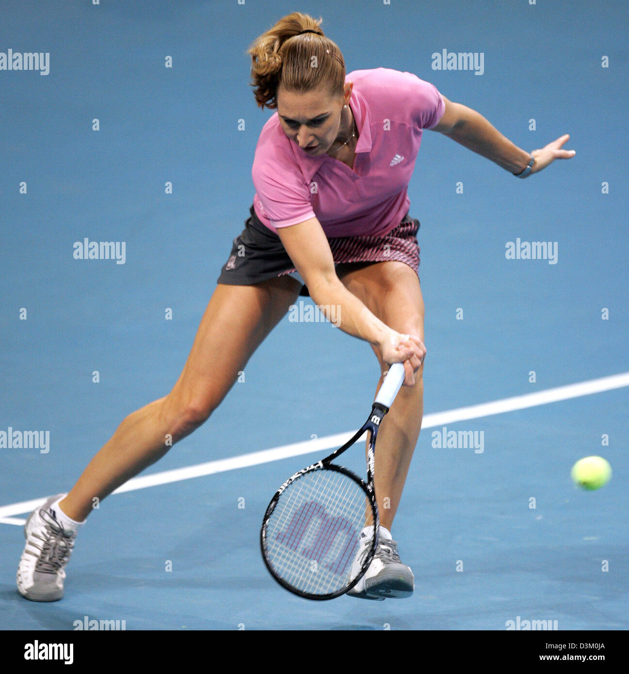 (Dpa) - der ehemalige Weltklasse-Tennis pro deutsche Steffi Graf versucht, den Ball während ein Exhibition-Match gegen argentinische Gabriela Sabatini in der SAP Arena in Mannheim, Deutschland, 15. Oktober 2005 erreichen. Der ehemalige Führer der WTA-Weltrangliste besiegte ihre ehemalige Rivalin 6: 4; 6: 2 in einem Highclass-Match. Graf und ihre langjährige Rivalin aus Argentinien standen sich 40-Mal auf der WTA-Pr Stockfoto