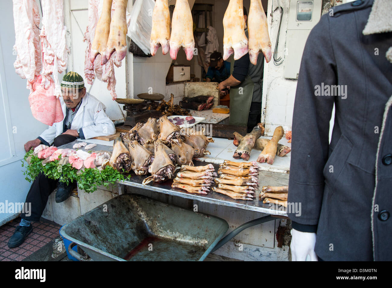 Metzgerei-Ständer mit Ziegenfleisch in Medina in Rabat, Marokko Stockfoto