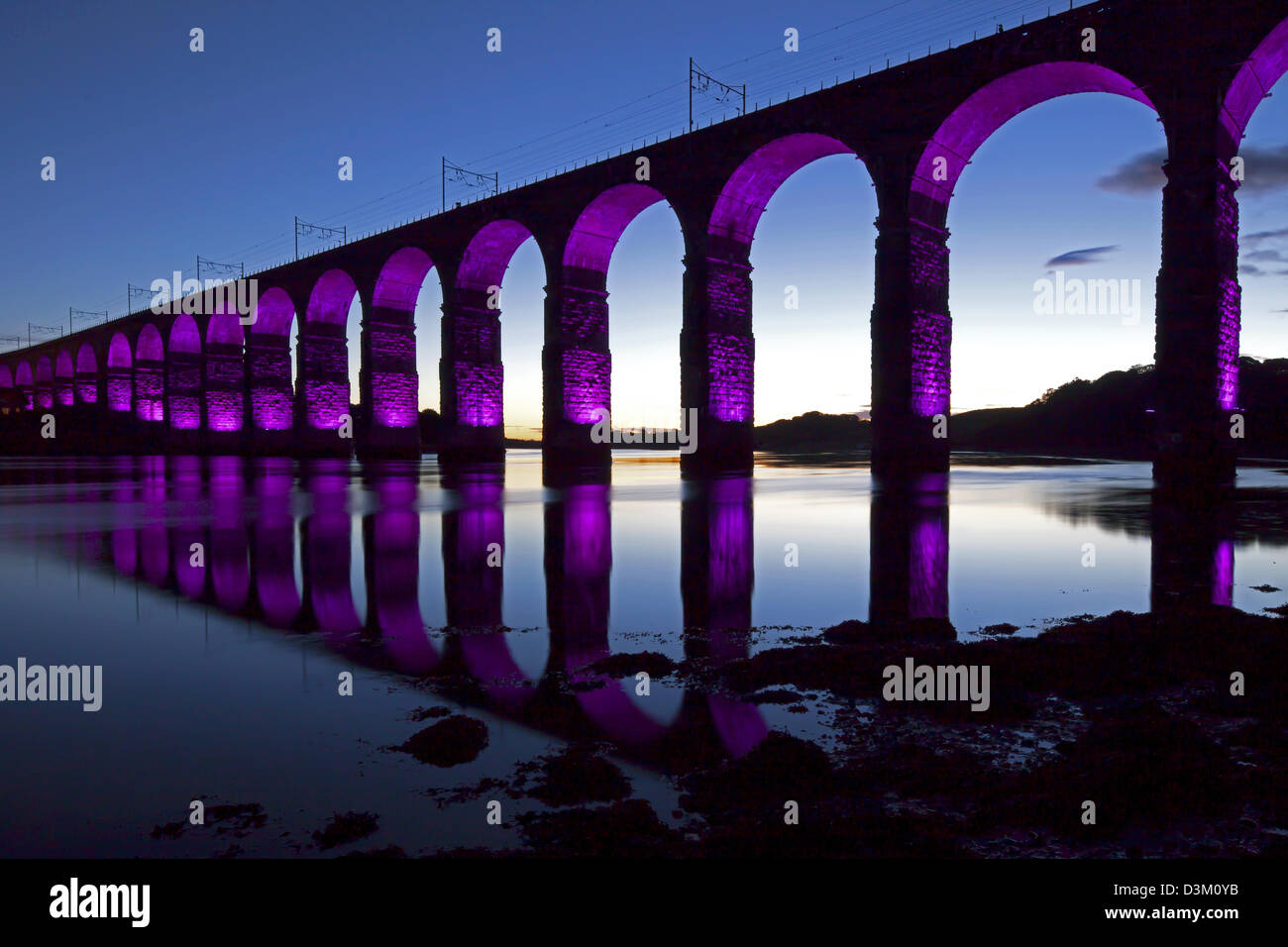 Die Royal Border Bridge in der Dämmerung, Berwick-upon-Tweed, Northumberland Stockfoto