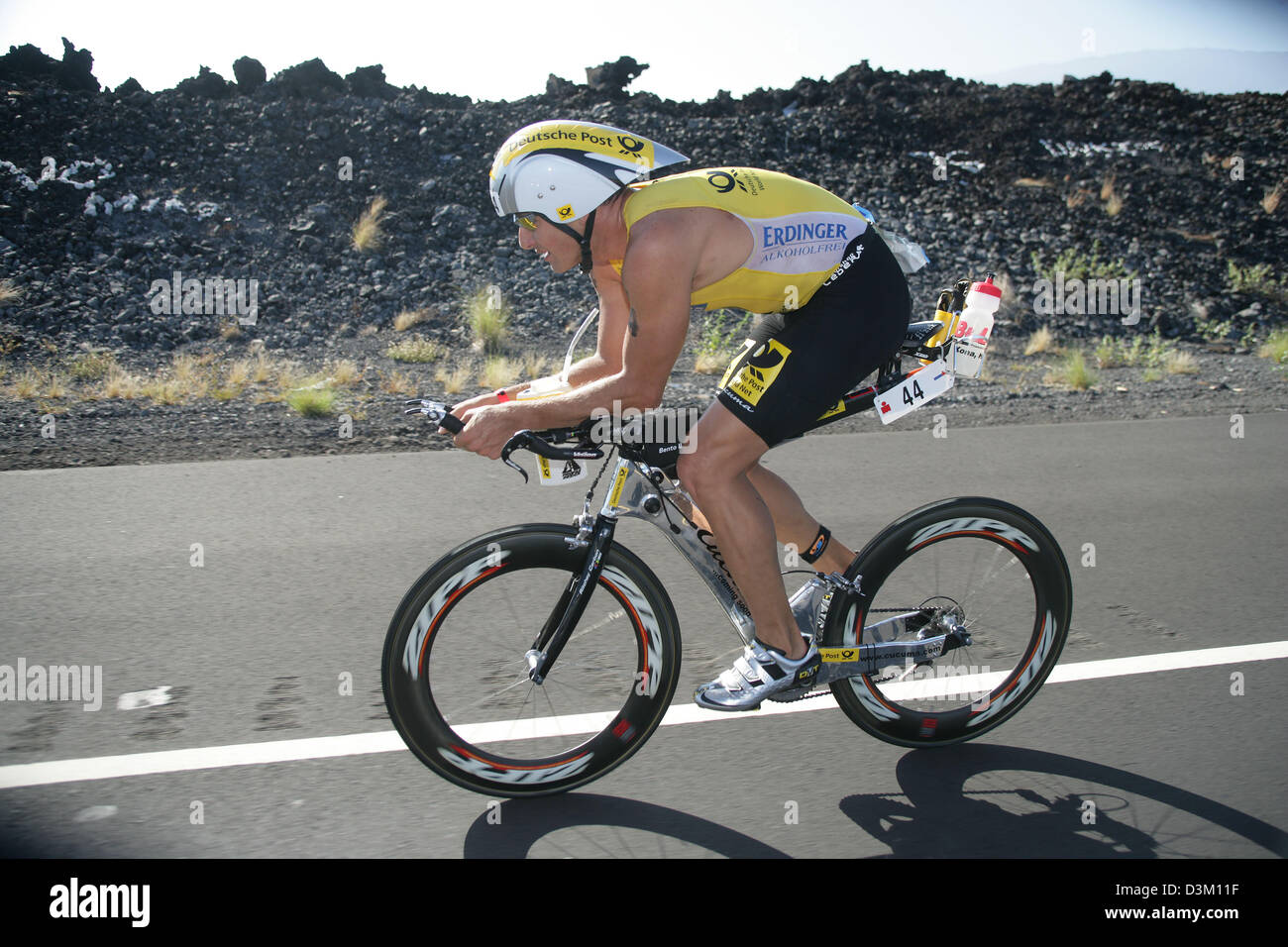 (Dpa) - deutsche Triathletin Lothar Leder fährt Rad bei der Ironman Weltmeisterschaft in Kona auf Hawaii, USA, 15. Oktober 2005. Er beendete 85. mit 09:14:39 Stunden nach 3,8 Kilometer Schwimmen, 180 Kilometer Radfahren und einen Marathon laufen. Foto: Thomas Frey Stockfoto