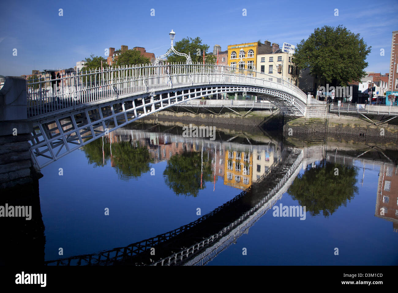 Reflexion der Ha'Penny Bridge im Fluss Liffey, die Dublin City, County Dublin, Irland. Stockfoto