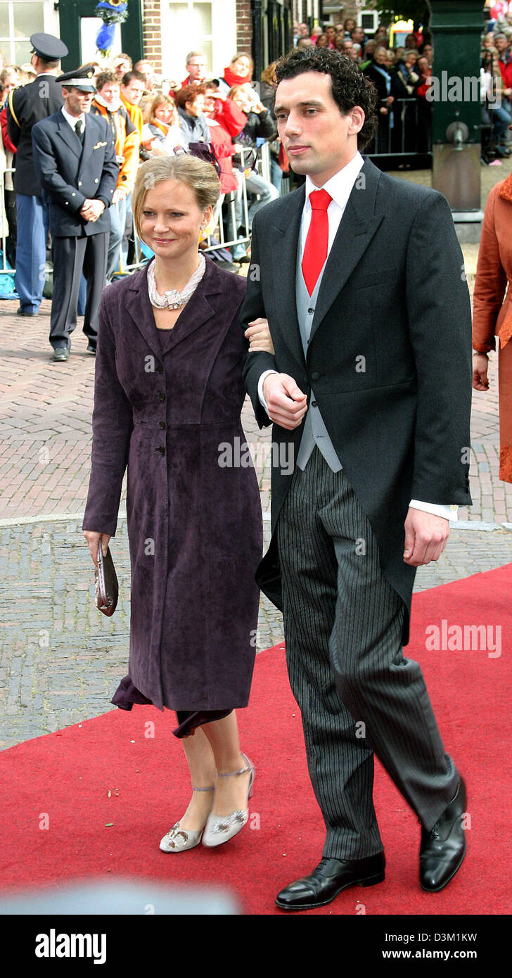 (Dpa) - Prinzessin Carolina kommt mit dem Bruder der Braut Hans Soehngen, die kirchliche Trauung von Prinz Floris in Naarden, Niederlande, 22. Oktober 2005. (NIEDERLANDE) Foto: Albert Nieboer Stockfoto