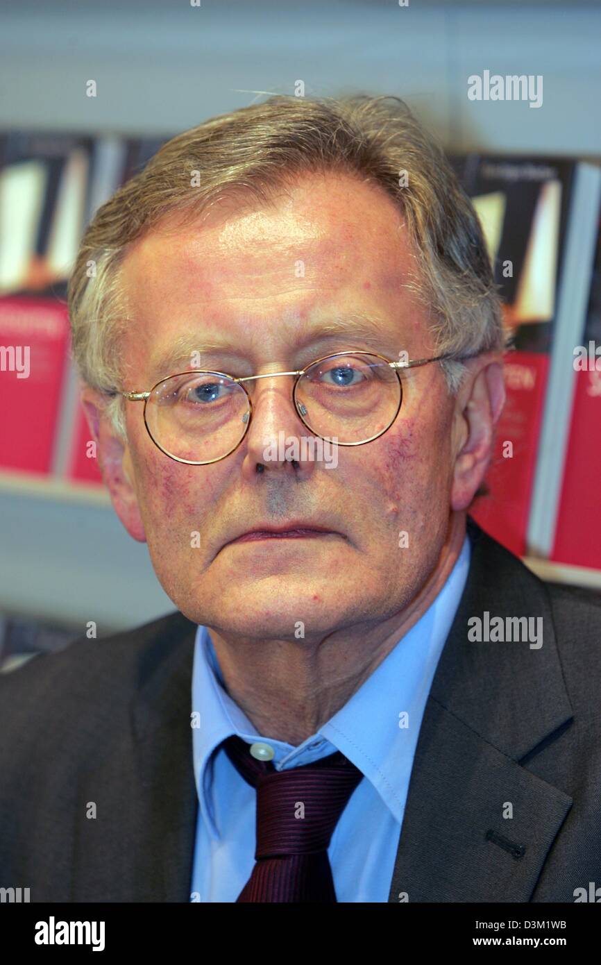 (Dpa) - Historiker und Autor Hans-Jürgen Doescher (62) auf der Frankfurter Buchmesse in Frankfurt am Main, 20. Oktober 2005 abgebildet. Foto: Uwe Zucchi Stockfoto