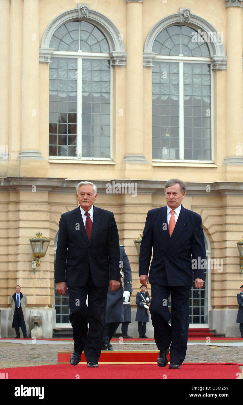 (Dpa) - German President Horst Koehler (R) begrüßt seinen Amtskollegen aus Litauen, Valdas Adamkus, mit militärischen Ehren auf dem Schloss Charlottenburg in Berlin, Deutschland, Dienstag, 25. Oktober 2005. Adamkus treffen auch mit Bundeskanzler Gerhard Schroeder. An der Spitze seines Berlin-Besuches sprach er schwere Kritiker über das Deutsch-russische Memorandum of Understanding über die Stockfoto