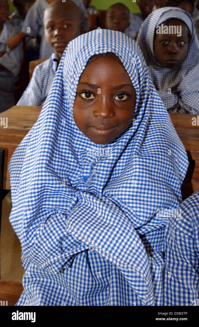 (Dpa) - das Bild zeigt eine muslimische Schülerin in einem Klassenzimmer in den Bergen nördlich von Abuja, der Hauptstadt von Nigeria, Dienstag, 20. September 2005. Foto: Wolfgang Langenstrassen Stockfoto