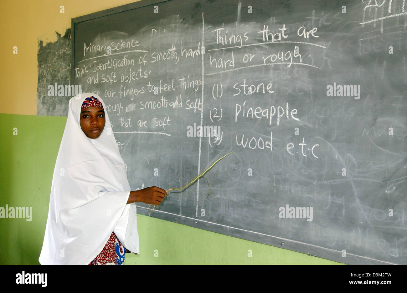 (Dpa) - das Bild zeigt eine junge muslimische Lehrerin vor einer Tafel in ihr Klassenzimmer in den Bergen nördlich von Abuja, der Hauptstadt von Nigeria, Dienstag, 20. September 2005. Foto: Wolfgang Langenstrassen Stockfoto