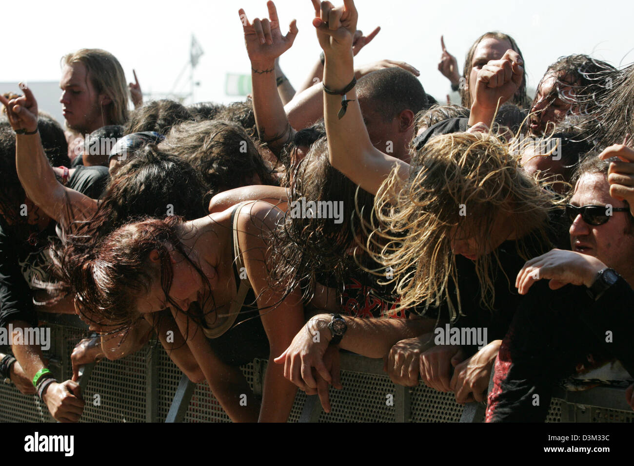 (Dpa) - Besucher des Wacken Open Air 2005 sind schlagen ihre Köpfe mehr oder weniger zum Takt der Musik bei sonnigem Wetter in Wacken, Deutschland, 5. August 2005. Ca. 35.000 Zuschauer kamen zum Festival laut den Organisatoren. Die "Wacken" gilt als das größte Heavy-Metal-Festival in Europa und findet dieses Jahr zum 15. Mal. Das diesjährige Festival Headliner des th Stockfoto