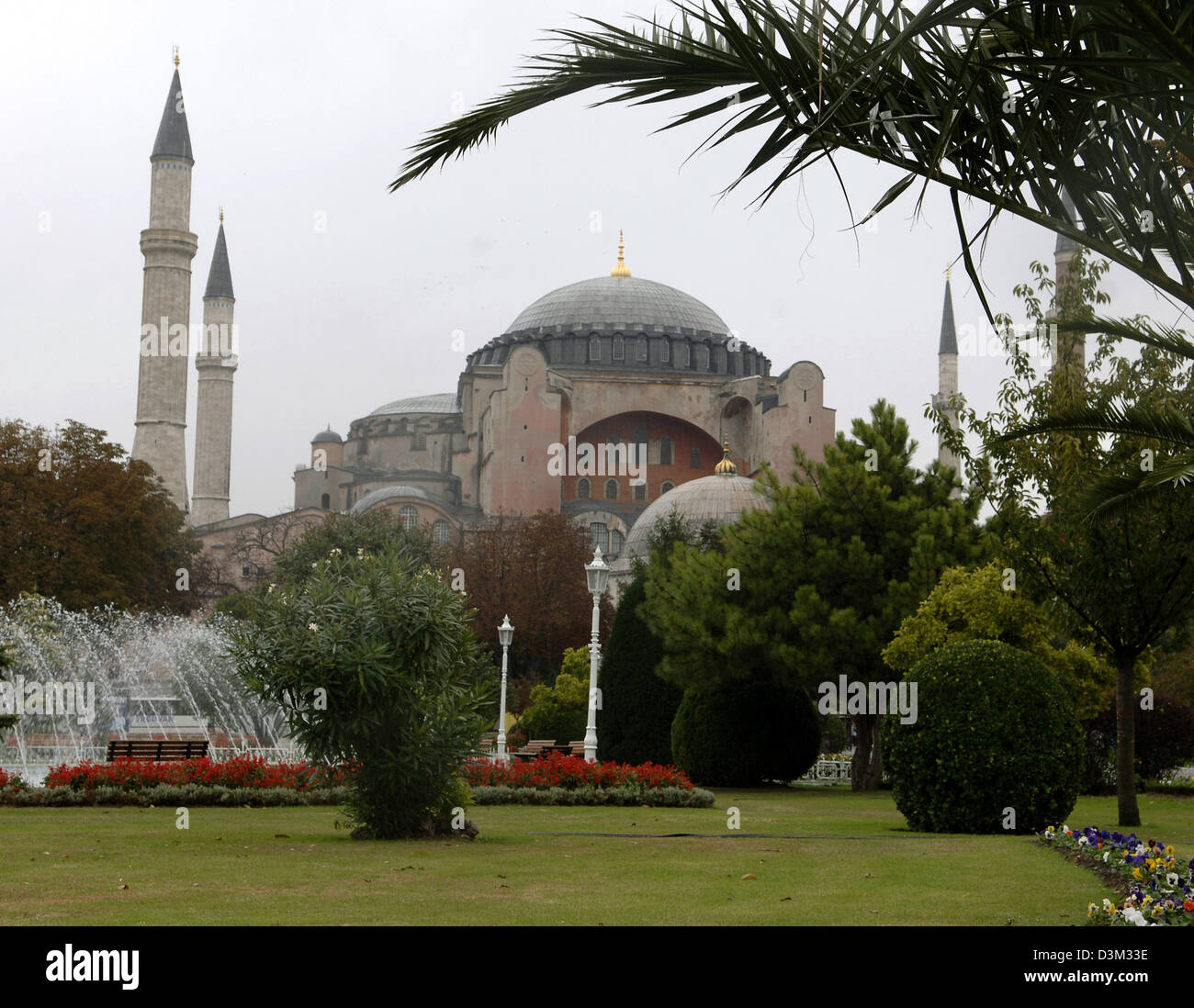(Dpa) - die Hagia Sophia in Istanbul, Türkei, 19. Oktober 2005. Die Hagia Sophia, die "Kirche der göttlichen Weisheit" wurde von 532 bis 537 gebaut und ist 55,60 m hoch. Die Kirche wurde nach der Eroberung von Constantinopel durch Mehmet II in eine Moschee umgewandelt und mit vier Minaretten ausgestattet. Seit 1934 ist es ein Museum. Es bekam 1985 in Liste des UNESCO-Weltkulturerbes aufgenommen. Foto: Stockfoto