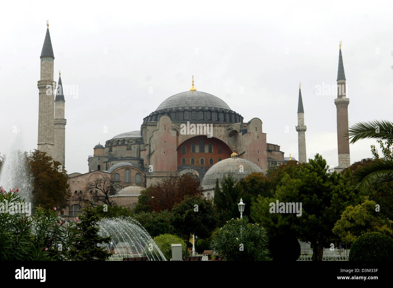 (Dpa) - die Hagia Sophia in Istanbul, Türkei, 19. Oktober 2005. Die Hagia Sophia, die "Kirche der göttlichen Weisheit" wurde von 532 bis 537 gebaut und ist 55,60 m hoch. Die Kirche wurde nach der Eroberung von Constantinopel durch Mehmet II in eine Moschee umgewandelt und mit vier Minaretten ausgestattet. Seit 1934 ist es ein Museum. Es bekam 1985 in Liste des UNESCO-Weltkulturerbes aufgenommen. Foto: Stockfoto