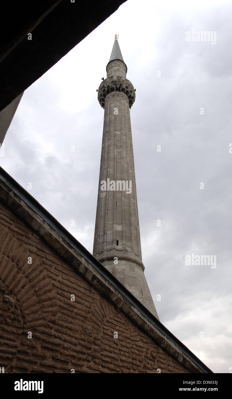 (Dpa) - das Bild zeigt eine Minarette der Hagia Sophia in Istanbul, Türkei, 19. Oktober 2005. Die Hagia Sophia, die "Kirche der göttlichen Weisheit" wurde von 532 bis 537 gebaut und ist 55,60 m hoch. Die Kirche wurde nach der Eroberung von Constantinopel durch Mehmet II in eine Moschee umgewandelt und mit vier Minaretten ausgestattet. Seit 1934 ist es ein Museum. Es bekam auf der UNESCO-Weltkultur aufgeführt. Stockfoto
