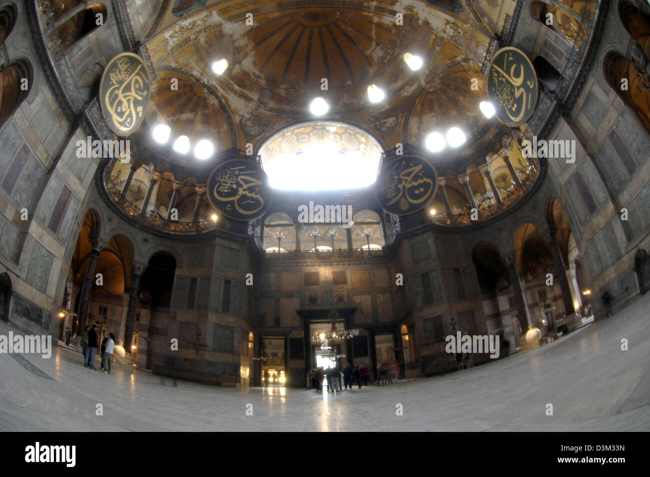 (Dpa) - Blick in den Innenraum der Hagia Sophia in Istanbul, Türkei, 19. Oktober 2005. Die Hagia Sophia, die "Kirche der göttlichen Weisheit" wurde von 532 bis 537 gebaut und ist 55,60 m hoch. Die Kirche wurde nach der Eroberung von Constantinopel durch Mehmet II in eine Moschee umgewandelt und mit vier Minaretten ausgestattet. Seit 1934 ist es ein Museum. Sie bekam auf der UNESCO-World Cultural Heri aufgeführt. Stockfoto