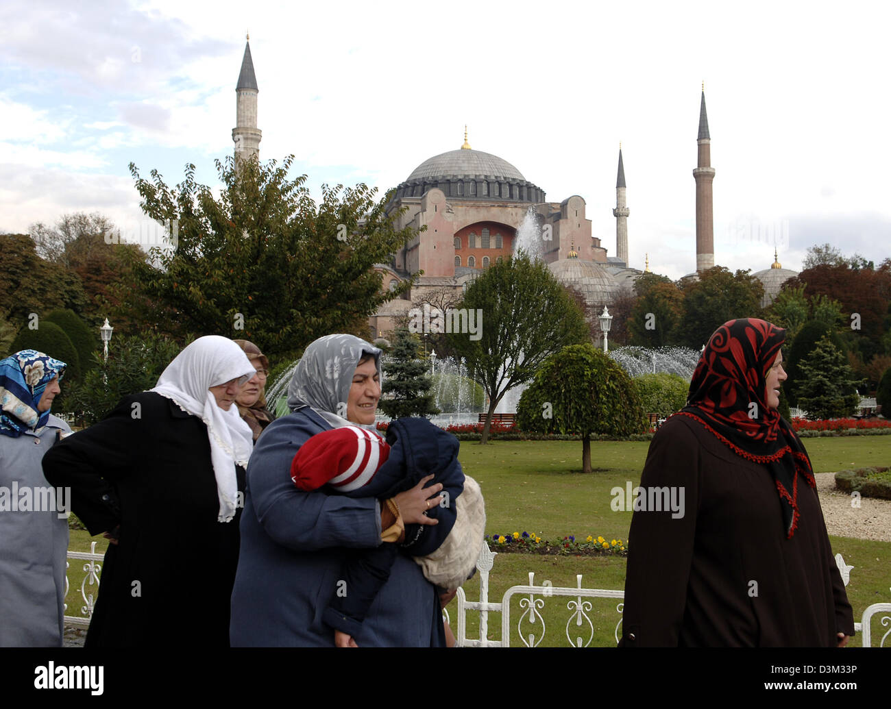 (Dpa) - Türkische Frauen mit Headscraf vor der Hagia Sophia in Istanbul, Türkei, 19. Oktober 2005. Die Hagia Sophia, die "Kirche der göttlichen Weisheit" wurde von 532 bis 537 gebaut und ist 55,60 m hoch. Die Kirche wurde nach der Eroberung von Constantinopel durch Mehmet II in eine Moschee umgewandelt und mit vier Minaretten ausgestattet. Seit 1934 ist es ein Museum. Es wurde auf die UNESCO aufgeführt Stockfoto