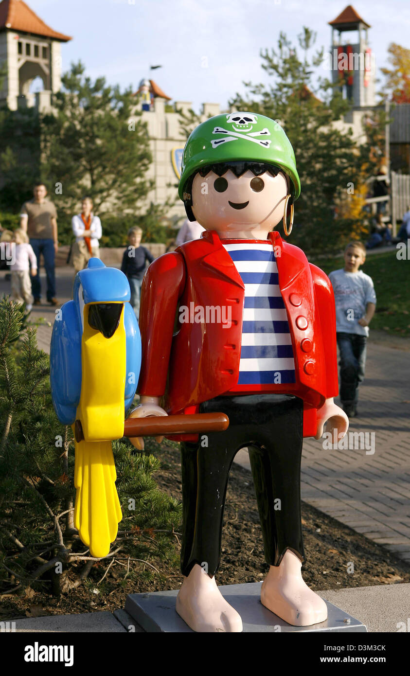 Dpa) - eine überdimensionale Playmobil Piraten-Figur abgebildet auf der  Playmobil-FunPark in Zirndorf bei Nürnberg, Deutschland, 27. Oktober 2005.  Foto: Daniel Karmann Stockfotografie - Alamy