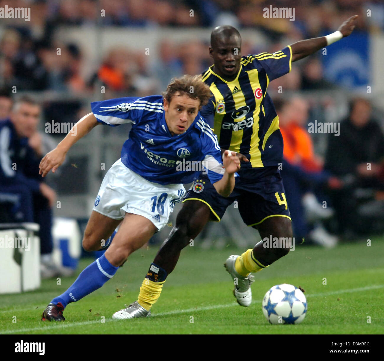 Dpa) - Schalke 04 Verteidiger brasilianischen Rafinha (L) mit Fenerbahce  Istanbuls Stephen Appia für die Kugel während der UEFA Champions League  ersten Runde Spiel im Stadion Veltins Arena in Gelsenkirchen, Deutschland,  1.