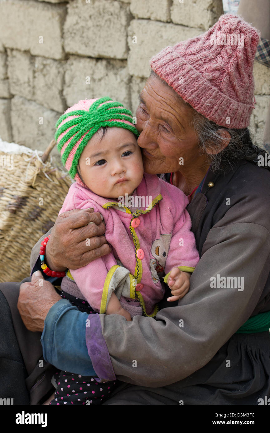 Ältere Frau küssen ihr Enkelkind, Gästehaus, (Ladakh) Jammu & Kaschmir, Indien Stockfoto