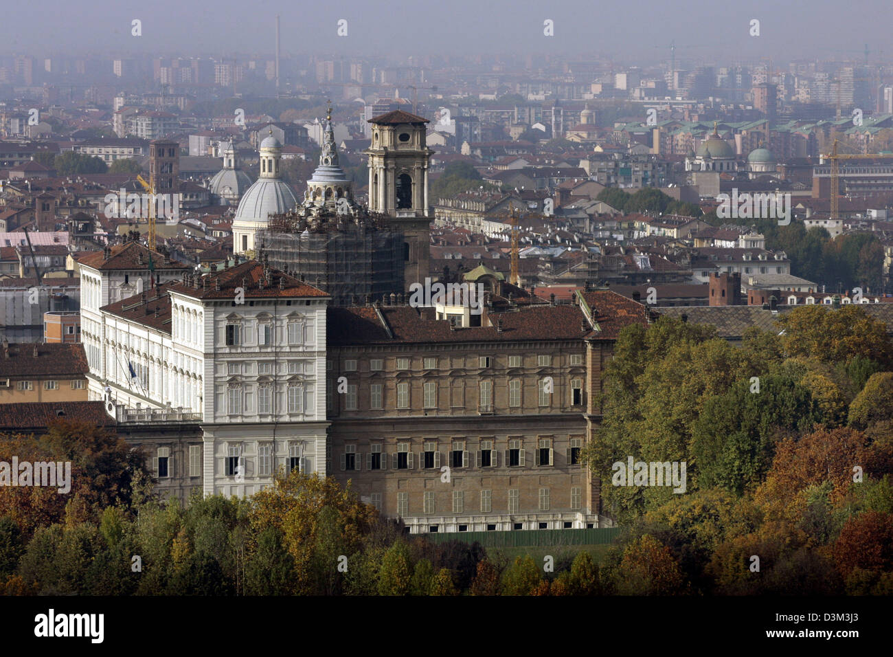 (Dpa) - eine trübe Aussicht über die Dächer in Richtung Palazzo Reale (C), gebaut im Jahre 1646 in Turin, Italien, Mittwoch, 2. November 2005. Foto: Matthias Schrader Stockfoto