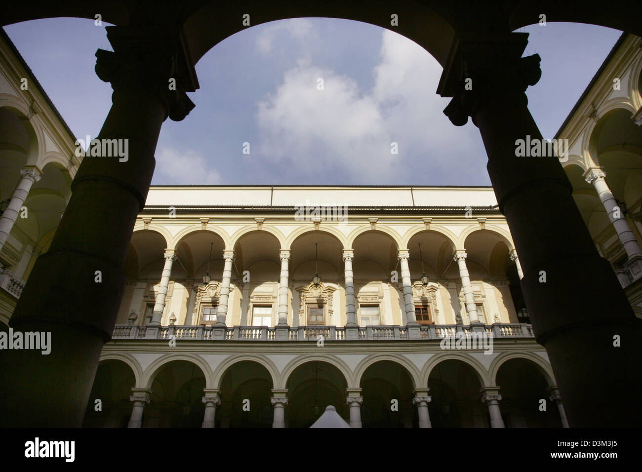 (Dpa) - ein Blick auf den Centrecourt des Palazzo del Rettorato entlang der Via Po in Turin, Italien, Mittwoch, 2. November 2005. Foto: Matthias Schrader Stockfoto