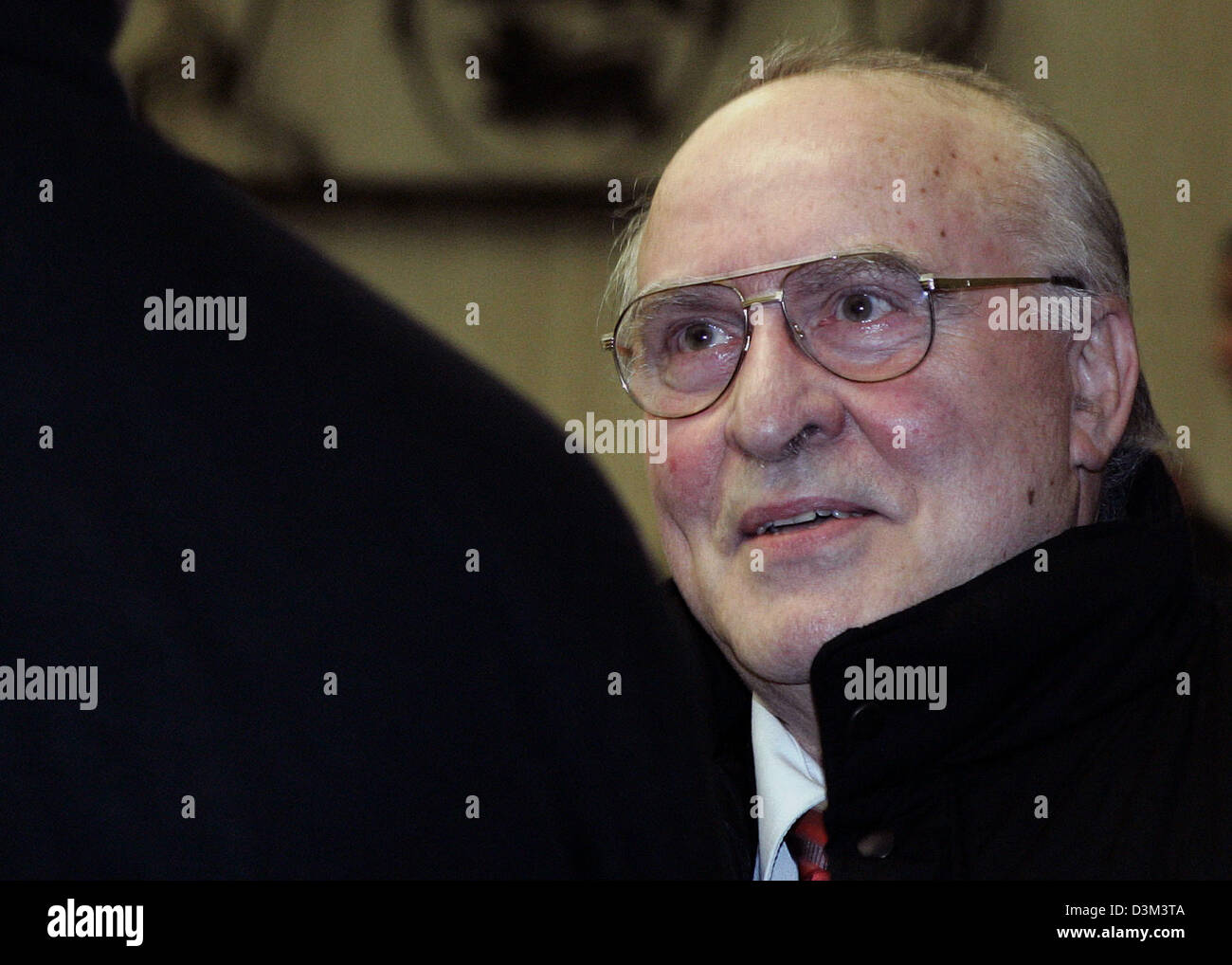 (Dpa) - die Leugner des Holocaust, Ernst Zuendel, kommt in der Gerichtshalle des Landgerichts in Mannheim, Deutschland, Dienstag 8 Novembver 2005. Die Staatsanwaltschaft wirft der 1939 geborene rechtsradikaler extremistische der systematische Verweigerung von der nationalen sozialistischen Völkermord an den Juden, die Verteilung von Skripten und Internet-Publikationen sowie antisemitische Agitation in mindestens Stockfoto