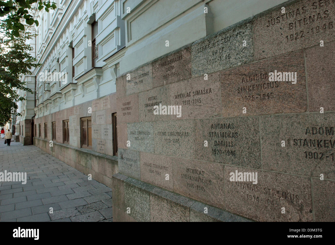 (Dpa) - das Bild zeigt den ehemaligen KGB-Gebäude in der wichtigsten Straße Gedimino Prospekt in Vilnius, Litauen, 2. September 2005. Nach der Abzug der sowjetischen als Folge der gescheiterten Staatsstreich in Moskau im August 1991 Truppen wurden die Namen von Hunderten von Opfer des sowjetischen Geheimdienst Service KGB in den Wänden des Gebäudes eingraviert. Foto: Helmut Heuse Stockfoto