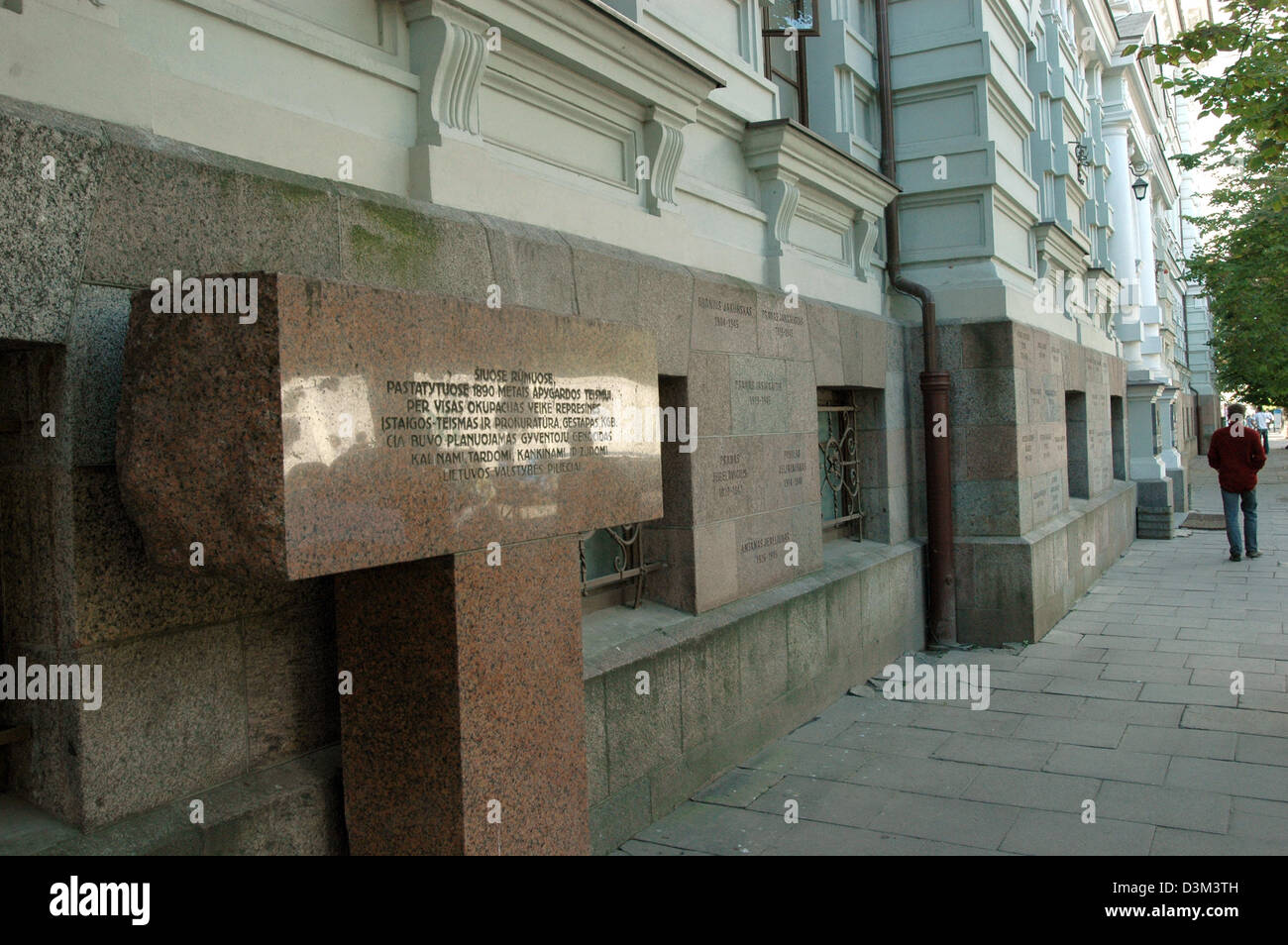 (Dpa) - das Bild zeigt den ehemaligen KGB-Gebäude in der wichtigsten Straße Gedimino Prospekt in Vilnius, Litauen, 2. September 2005. Nach der Abzug der sowjetischen als Folge der gescheiterten Staatsstreich in Moskau im August 1991 Truppen wurden die Namen von Hunderten von Opfer des sowjetischen Geheimdienst Service KGB in den Wänden des Gebäudes eingraviert. Foto: Helmut Heuse Stockfoto