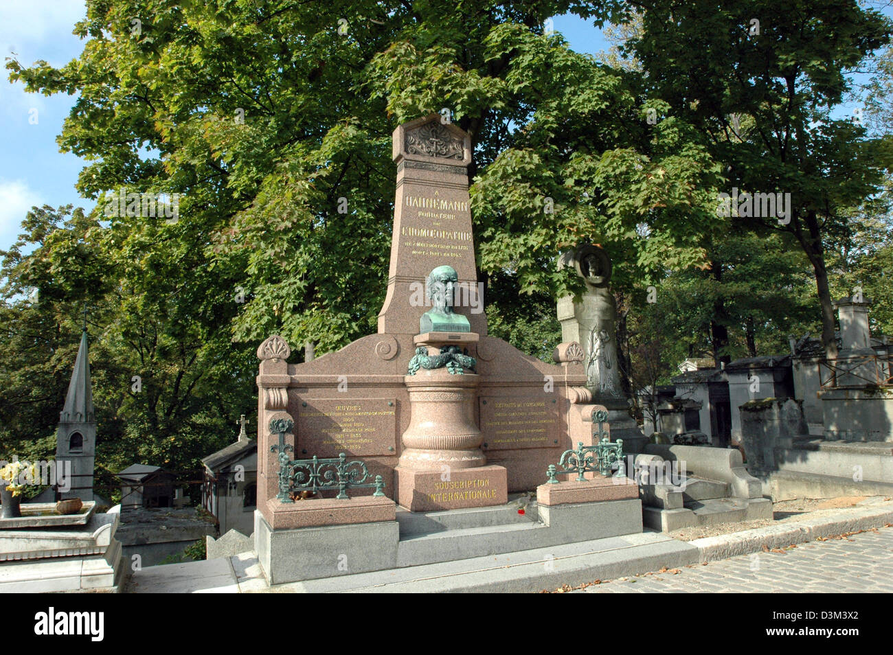 (Dpa) - das Bild zeigt das Grab des Deutschen Begründer der Homöopathie, Samuel Hahnemann (geb. 10. April 1755 in Meißen, Deutschland, gestorben 2. Juli 1843 in Paris, Frankreich) auf dem Friedhof Père Lachaise in Paris, Frankreich, 9. Oktober 2005. Foto: Helmut Heuse Stockfoto