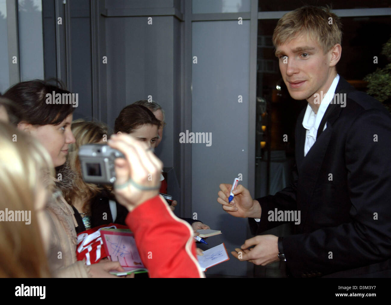 (Dpa) - Per Mertesacker (R), Spieler der deutschen Fußball-Mannschaft gibt seine Autogramme, wie er im Hotel ankommt, die das deutsche Team in Köln, Deutschland, Dienstag, 8. November 2005 beherbergt. Deutschland bereitet in Köln für das internationale Freundschaftsspiel gegen Frankreich in Paris, Frankreich, Samstag, 12. November 2005. Foto: Oliver Berg Stockfoto