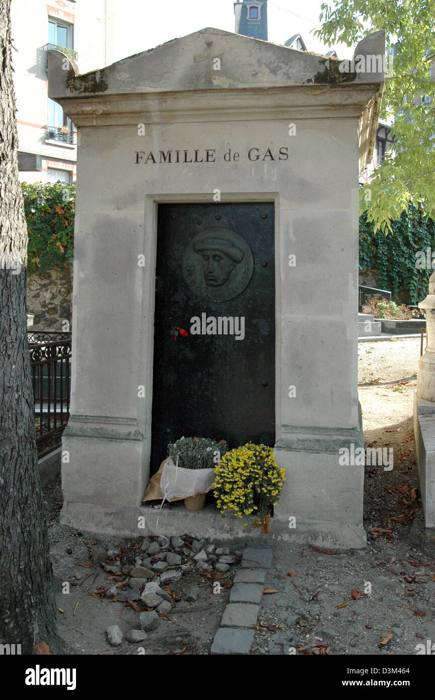 (Dpa) - das Foto zeigt das Grab der Familie de Gas mit dem französischen Maler Edgard Degas auf dem Friedhof Montmartre in Paris, Frankreich, 9. Oktober 2005. Degas war am 19. Juli 1834 in Paris geboren und starb am 27. September 1917 in Paris. Foto: Helmut Heuse Stockfoto