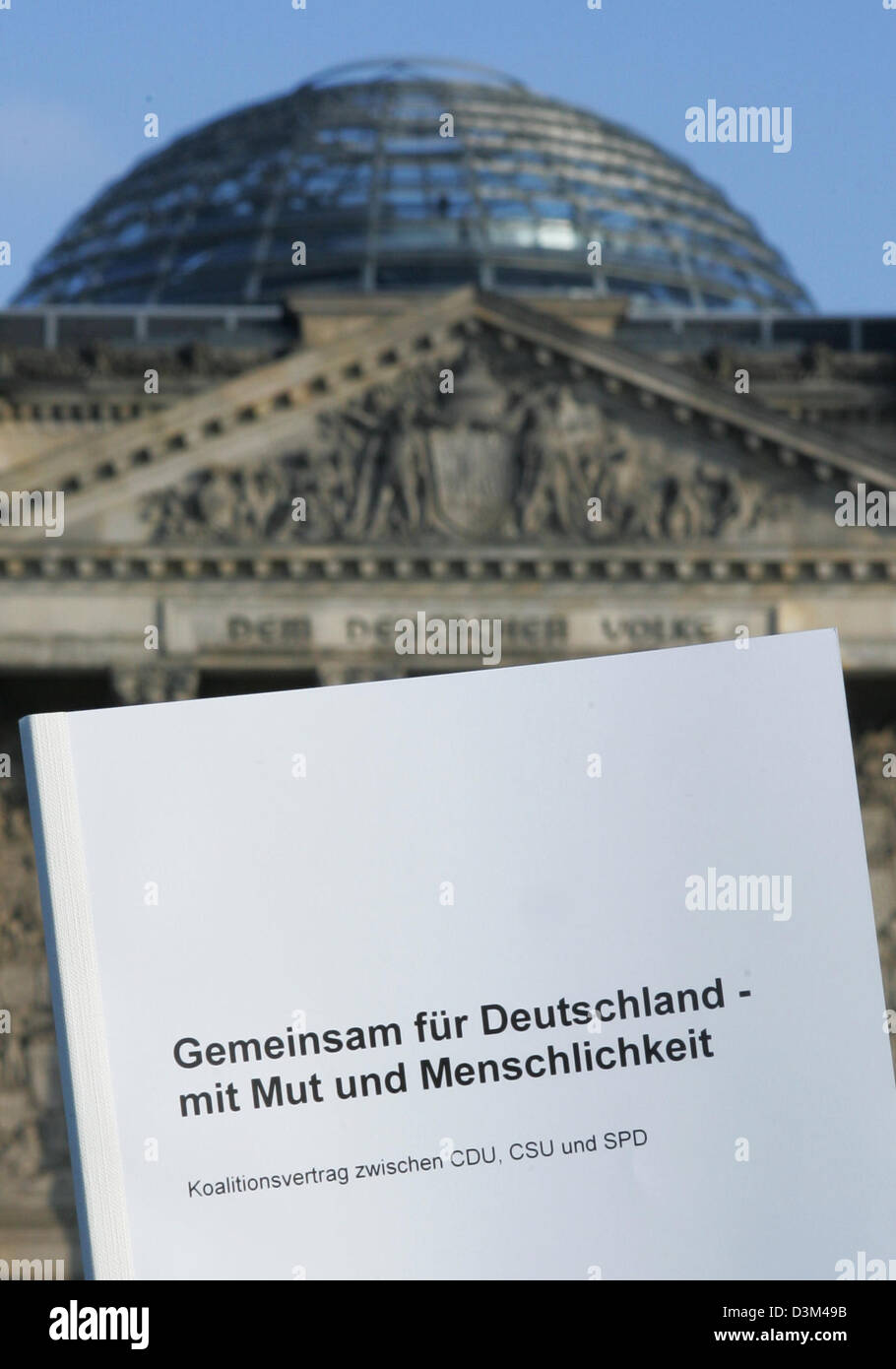 (Dpa) - das Foto zeigt das Cover des Koalitionsvertrages zwischen CDU, CSU und SPD vor dem Reichstag in Berlin, Deutschland, 12. November 2005 den deutschen Parteien. Die drei obersten Parteiführer Details des Papiers das verhandelt wurde in den letzten paar Wochen auf einer Pressekonferenz vorgestellt. Foto: Soeren Stache Stockfoto
