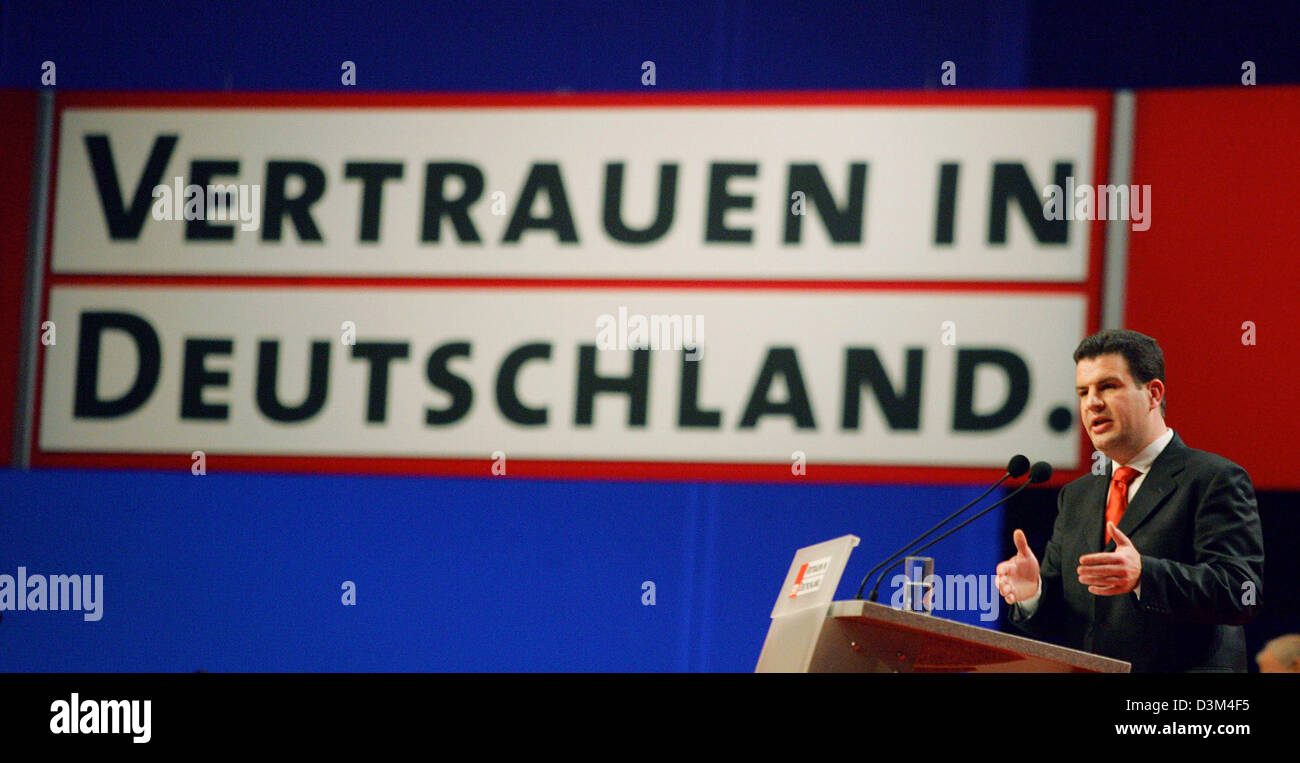 (Dpa) - Hubertus Heil hält eine Rede bei dem Parteitag der Sozialdemokraten (SPD) in Karlsruhe, Deutschland, Dienstag, 15. November 2005. Die Partei-Delegierten gewählt 33-jährige Heil als Generalsekretär der SPD, eines der Mitglieder der Parteiführung mit der neu gewählten Partei Vorsitzende Matthias Platzeck zusammenarbeiten werden. Heil empfangen 306 496 gültige Stimmen, whi Stockfoto