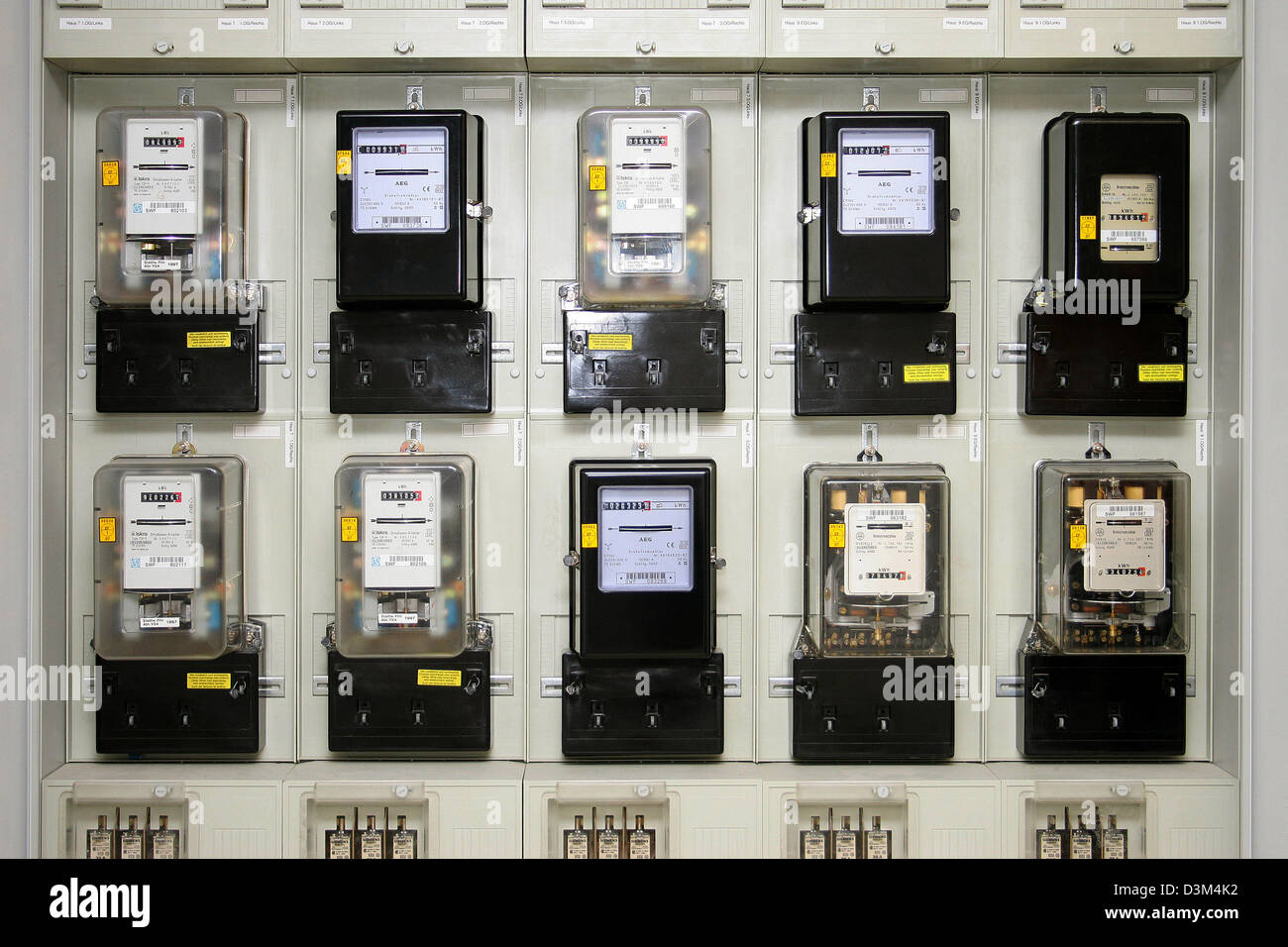 Dpa) - das Bild zeigt einen Stromzähler in einem Keller in Frankfurt Main,  Deutschland, 8. September 2005. Foto: Heiko Wolfraum Stockfotografie - Alamy