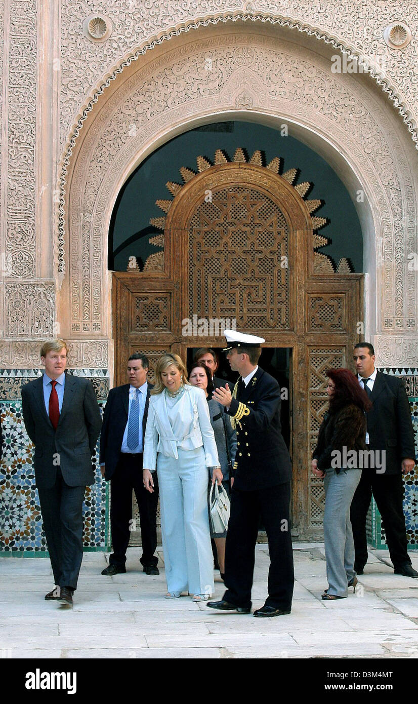 (Dpa) - Kronprinz Willem-Alexander (L) der Niederlande und seine Frau Kronprinzessin Maxima (3. v. L) die Koran Schule Medersa Ben Youssef in Marrakesch, Marokko, Dienstag, 15. November 2005 verlassen. Das Paar besucht Marokko anlässlich des 400. Jahrestages der niederländisch-marokkanischen diplomatische Beziehungen. Foto: Albert Nieboer (Niederlande) Stockfoto