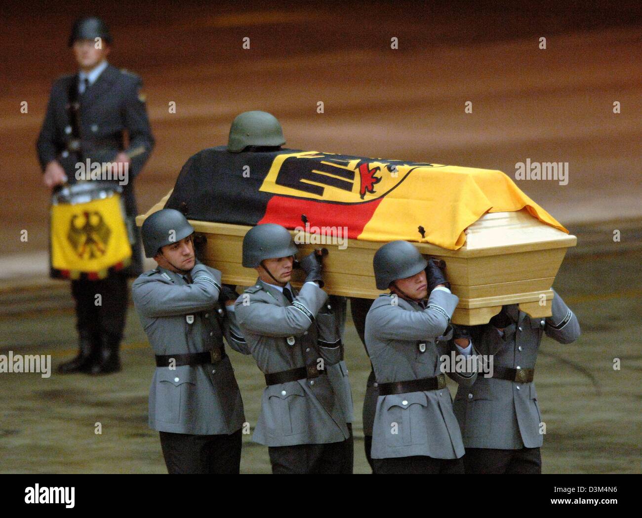 (Dpa) - Soldat der Bundeswehr tragen den Sarg mit dem getöteten deutschen Soldaten am Flughafen Köln-Bonn, Deutschland, Mittwoch, 16. November 2005. Der Soldat wurde bei einem Selbstmordattentat in Kabul (Afghanistan) Montag, 14. November 2005 getötet. Radikale muslimische Gruppe Taliban gab die Verantwortung für den Anschlag. Foto: Oliver Berg Stockfoto