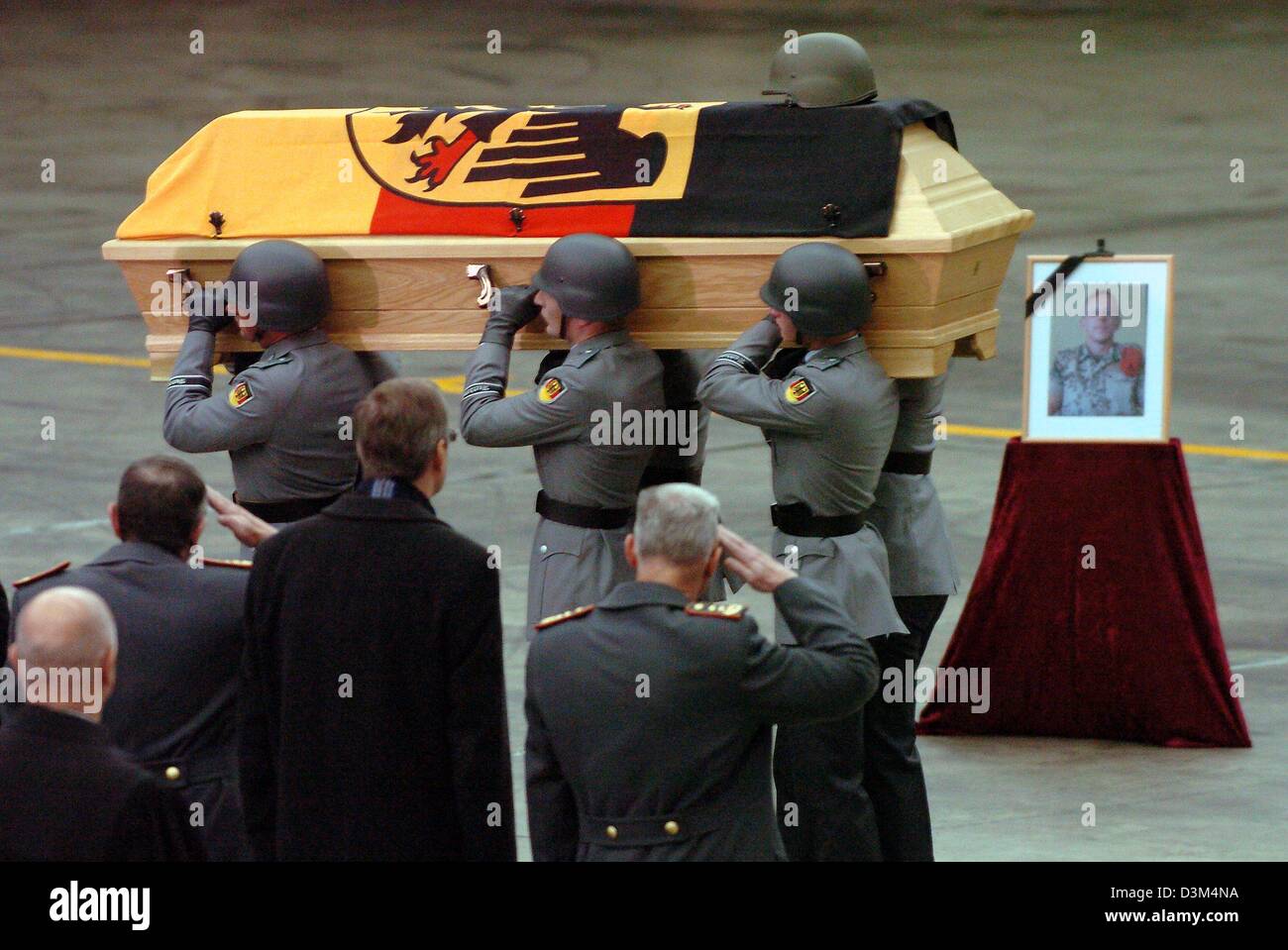 (Dpa) - Soldaten der Bundeswehr tragen den Sarg mit dem getöteten deutschen Soldaten nach die Beerdigung service am Flughafen Köln-Bonn, Deutschland, Mittwoch, 16. November 2005. Der Soldat wurde bei einem Selbstmordattentat in Kabul (Afghanistan) Montag, 14. November 2005 getötet. Radikale muslimische Gruppe Taliban gab die Verantwortung für den Anschlag. Foto: Oliver Berg Stockfoto